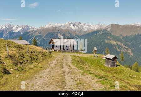 Holz- Hirte Lodge auf einem Hochland Weide mit alpinen Landschaft im westlichen Kärnten, Österreich. Stockfoto