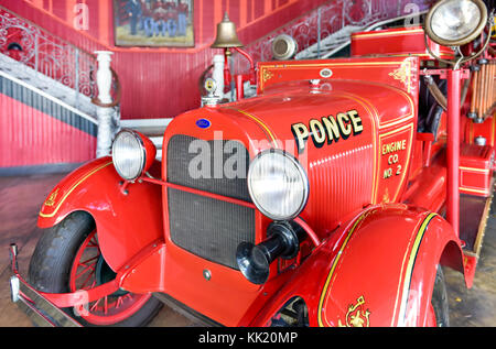 Ponce, Puerto Rico - Dezember 27, 2015: Ford firetruck im Parque de bombas (Park von Pumpen) firehouse Museum in Ponce, Puerto Rico. Stockfoto