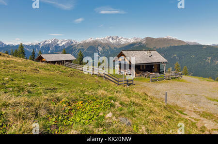 Holz- Hirte Lodge auf einem Hochland Weide mit alpinen Landschaft im westlichen Kärnten, Österreich. Stockfoto