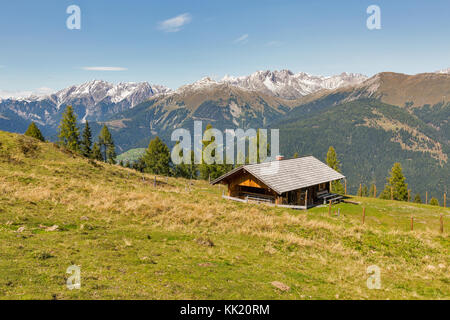 Holz- Hirte Lodge auf einem Hochland Weide mit alpinen Landschaft im westlichen Kärnten, Österreich. Stockfoto