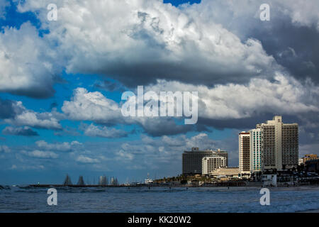 Wolken über den Hafen von Tel Aviv und die Strandpromenade. Stockfoto