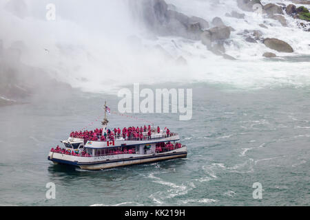 Niagarafälle, Kanada - 15. Oktober 2017: Die Niagarafälle Tour Boot Hornblower am Niagara River. Provinz Ontario, Kanada Stockfoto