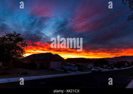 Den feurigen Sonnenuntergang in Bullhead City Arizona und Laughlin Nevada Bereich auf dem Colorado River ein beliebter Ort für Rentner und Urlauber. Stockfoto