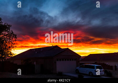 Den feurigen Sonnenuntergang in Bullhead City Arizona und Laughlin Nevada Bereich auf dem Colorado River ein beliebter Ort für Rentner und Urlauber. Stockfoto