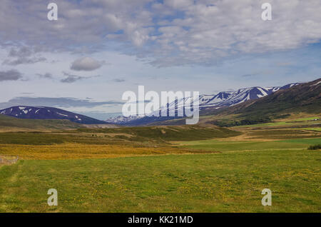 Panorama valley of snow covered mountains. Beautiful summer landscape near ringroad from Akureyri,Iceland. Stockfoto