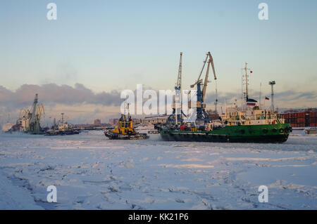 St. Petersburg, Russland - 20. Februar 2011: Schiffe und Kräne im Hafen von St. Petersburg im Winter Zeit, durch Eis und Schnee Stockfoto