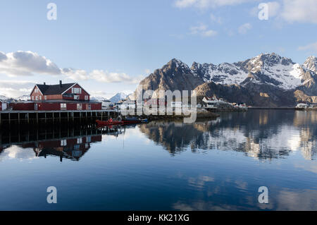 Im Fischerdorf namens Henningsvær, auf den Lofoten, Norwegen Stockfoto