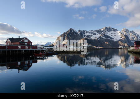 Im Fischerdorf namens Henningsvær, auf den Lofoten, Norwegen Stockfoto