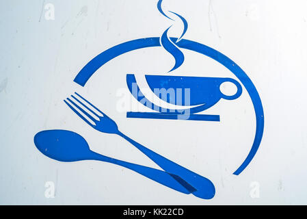 Blue Cafe Zeichen auf weiße Wand Nahaufnahme Stockfoto