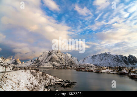 Landschaft von Kabinen der traditionellen norwegischen Fischer, Rorbuer, über die reine Dorf an der Lofoten in Nordnorwegen. Stockfoto