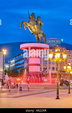 Bunte Brunnen und Alexander der Große statue am Abend, Mazedonien, Skopje, Republik Mazedonien Stockfoto