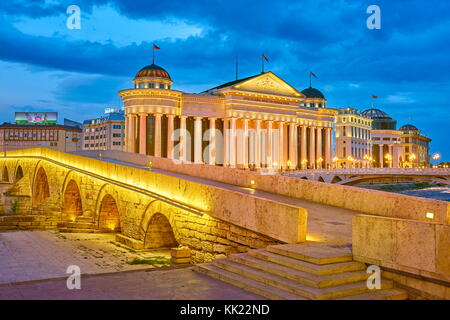 Steinerne Brücke und das Archäologische Museum von Mazedonien, Skopje, Republik Mazedonien Stockfoto