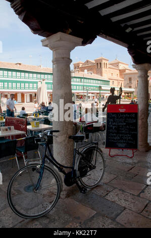 Fahrrad und auf der Terrasse des Restaurants. Plaza Mayor, Almagro, Ciudad Real Provinz, Castilla La Mancha, Spanien. Stockfoto