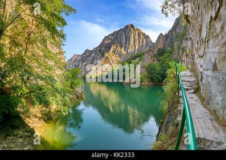 Wanderweg in der matka Canyon, Mazedonien Stockfoto