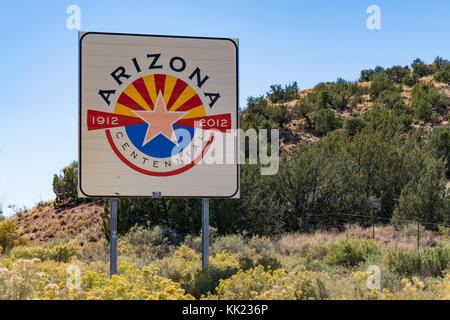 Arizona, USA - Oktober 13, 2017: Arizona Willkommen Schild an der Grenze entlang der Autobahn Stockfoto