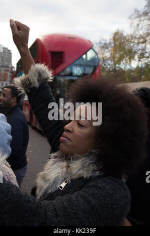 London UK 26 November 2017 Demonstranten vor der libyschen Botschaft in London folgenden Berichte in Migrant slave Auktionen in Libyen. Stockfoto