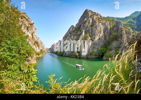 Touristische Bootsfahrt auf dem See, Matka Canyon, Mazedonien Stockfoto