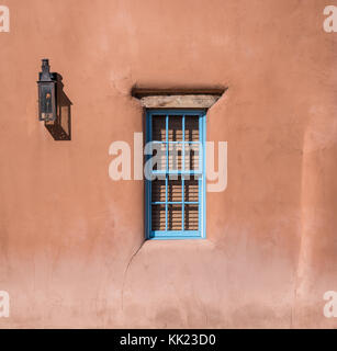 Laterne und Fenster in Adobe Startseite in Santa Fe, New Mexico Stockfoto