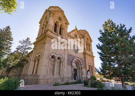 SANTA FE, NM - 13. OKTOBER: Historische Kathedrale Basilika St. Francis Assisi in Santa Fe, New Mexico am 13. Oktober 2017 Stockfoto