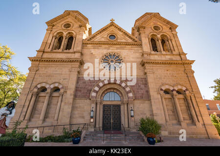 SANTA FE, NM - 13. OKTOBER: Historische Kathedrale Basilika St. Francis Assisi in Santa Fe, New Mexico am 13. Oktober 2017 Stockfoto