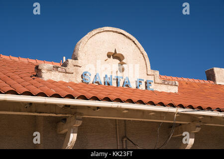 Santa Fe, NM - Oktober 13: Santa fe Schild am Eingang zum historischen Santa Fe Bahnhof am 13. Oktober 2017 Stockfoto