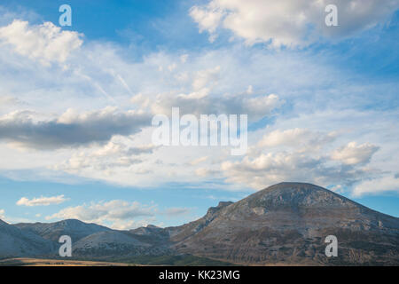 Landschaft in der Abenddämmerung. Montaña Palentina, Palencia Provinz Castilla Leon, Spanien. Stockfoto