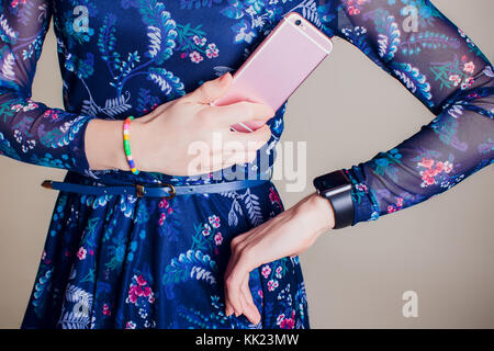 Zugeschnittenes Bild der weiblichen Kunden zahlen über Smart watch im Flower Shop Stockfoto