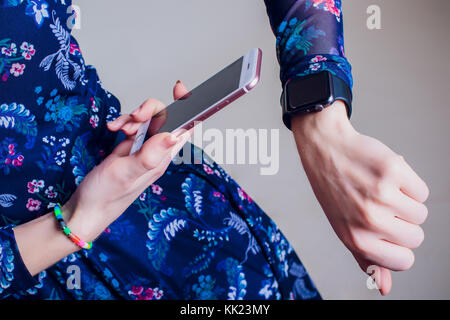 Zugeschnittenes Bild der weiblichen Kunden zahlen über Smart watch im Flower Shop Stockfoto