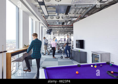 Erholungseinrichtungen und Großraumbüro im Obergeschoss. Thames Tower, Reading, Vereinigtes Königreich. Architekt: dn-a Architekten, 2017. Stockfoto