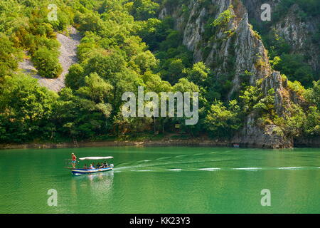 Drehzahl Motor Boot auf dem See, Matka Canyon, Mazedonien Stockfoto