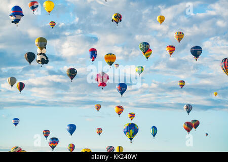 Albuquerque, Nm - Oktober 13: Ballons fliegen über albuquerque in Albuquerque Ballon Festival am 13. Oktober 2017 Stockfoto