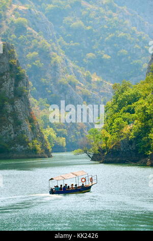 Drehzahl Motor Boot auf dem See, Matka Canyon, Mazedonien Stockfoto