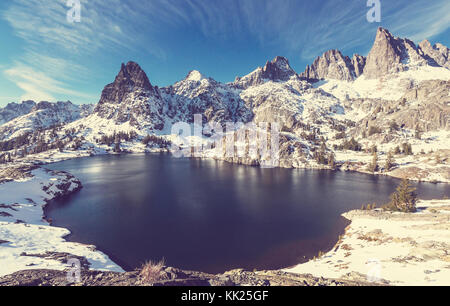 Wanderung zum schönen Minarett See, Ansel Adams Wilderness, Sierra Nevada, Kalifornien, USA. Herbst Saison. Stockfoto