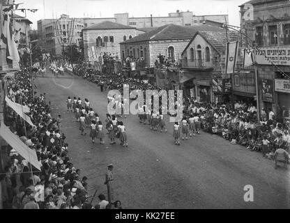 Zvi Oron (Oroshkess). Yom Ha'Atsma'ut (Israel) Independence Day Parade in Jerusalem. Schule Kinder tanzen auf der Jaffa Straße. 1960 (ID.14457785) Stockfoto