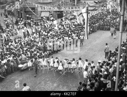 Zvi Oron (Oroshkess). Yom Ha'Atsma'ut (Israel) Independence Day Parade in Jerusalem. Schule Kinder tanzen auf der Jaffa Straße. 1960 (ID.14457786) Stockfoto