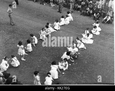 Zvi Oron (Oroshkess). Yom Ha'Atsma'ut (Israel) Independence Day Parade in Jerusalem. Schule Kinder tanzen auf der Jaffa Straße. 1960 (ID.14457787) Stockfoto