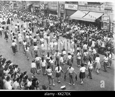 Zvi Oron (Oroshkess). Yom Ha'Atsma'ut (Israel) Independence Day Parade in Jerusalem. Schule Kinder tanzen auf der Jaffa Straße. 1960 (ID.14457790) Stockfoto