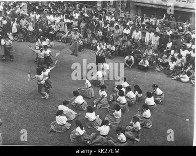 Zvi Oron (Oroshkess). Yom Ha'Atsma'ut (Israel) Independence Day Parade in Jerusalem. Schule Kinder tanzen auf der Jaffa Straße. 1960 (ID.14457791) Stockfoto