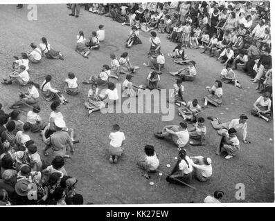 Zvi Oron (Oroshkess). Yom Ha'Atsma'ut (Israel) Independence Day Parade in Jerusalem. Schule Kinder tanzen auf der Jaffa Straße. 1960 (ID.14457796) Stockfoto