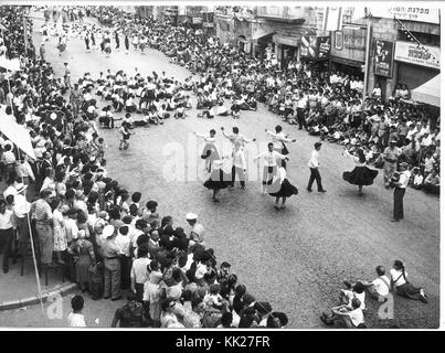 Zvi Oron (Oroshkess). Yom Ha'Atsma'ut (Israel) Independence Day Parade in Jerusalem. Schule Kinder tanzen auf der Jaffa Straße. 1960 (ID.14457797) Stockfoto