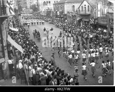 Zvi Oron (Oroshkess). Yom Ha'Atsma'ut (Israel) Independence Day Parade in Jerusalem. Schule Kinder tanzen auf der Jaffa Straße. 1960 (ID.14457799) Stockfoto