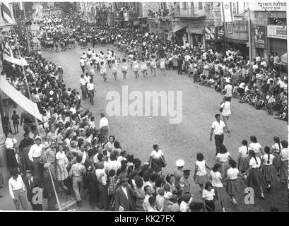 Zvi Oron (Oroshkess). Yom Ha'Atsma'ut (Israel) Independence Day Parade in Jerusalem. Schule Kinder tanzen auf der Jaffa Straße. 1960 (ID.14457800) Stockfoto