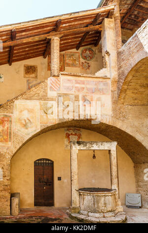 Innenhof mit Wasserbrunnen in einer italienischen Stadt Stockfoto