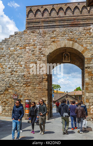 Touristen am Eingang der Stadtmauern von San Gimignano, Italien Stockfoto