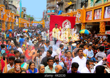 Ganpati-Prozession mit Ganapti Idol und großer Menschenmenge während des Ganapati-Festivals in Pune Stockfoto