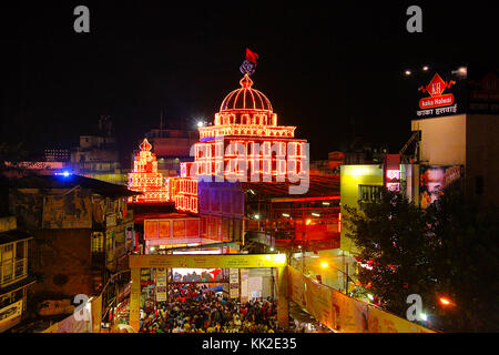 Aus der Vogelperspektive auf Dagadu Seth Ganapati dekorierten Pandal, Nachbildung des Brahmanaspati Tempels, Pune Stockfoto