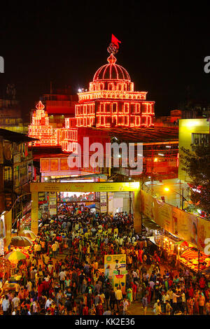 Aus der Vogelperspektive auf Dagadu Seth Ganapati dekorierten Pandal, Nachbildung des Brahmanaspati Tempels, Pune Stockfoto