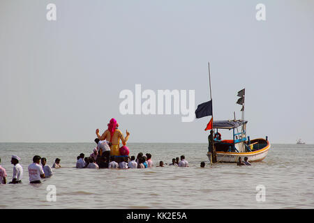 Riesiges Ganapati-Idol zum Eintauchen ins Meer in Holzbooten, Chowpatty, Mumbai Stockfoto