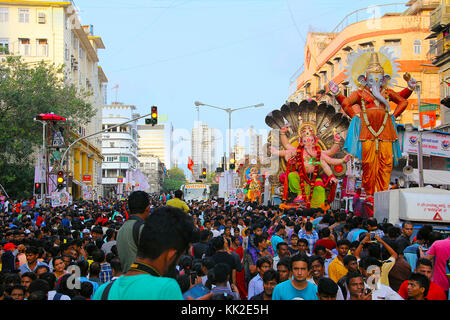 Ganapati-Prozession mit riesigen Ganapati-Idolen, getragen auf Lastwagen mit Gläubigen, Mumbai Stockfoto