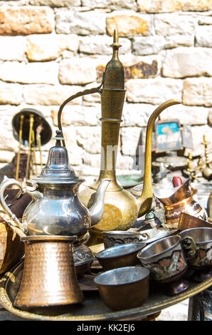 Traditionelle handgefertigte Sets. Teekanne und Tassen für Kaffee und Tee. Stockfoto